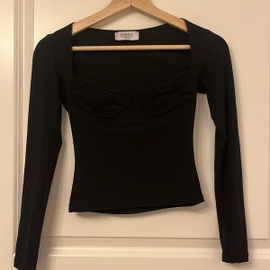 Långärmad tröja - Svart långärmad tröja från chiquelle i storlek xs men skulle även kunna passa S! Tröjan har en inbyggd bygel och räfflat tyg över brösten! Verkligen supersnygg och säljer endast för att den har en förliten bygel för mig!💕