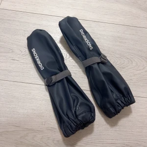 Didriksons Vantar - Helt nya regn vantar! Min lilla dotter har inte hunnit använda de på sin första inskolning.