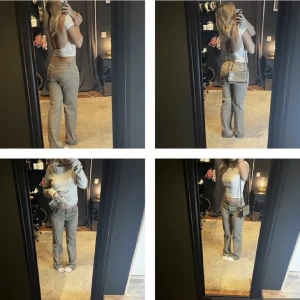 Jeans - Säljer dessa jeans som jag köpte här på Plick för nån vecka sen men kommer tyvärr inte till användning. (Lånade bilder) fina detaljer på bakfickorna och superbekväma😍Storlek är 38 men passar 36 också (stretchiga)