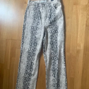 Zara jeans - Använda fåtal gånger. Uppsydda. Spårbar frakt ingår!!!