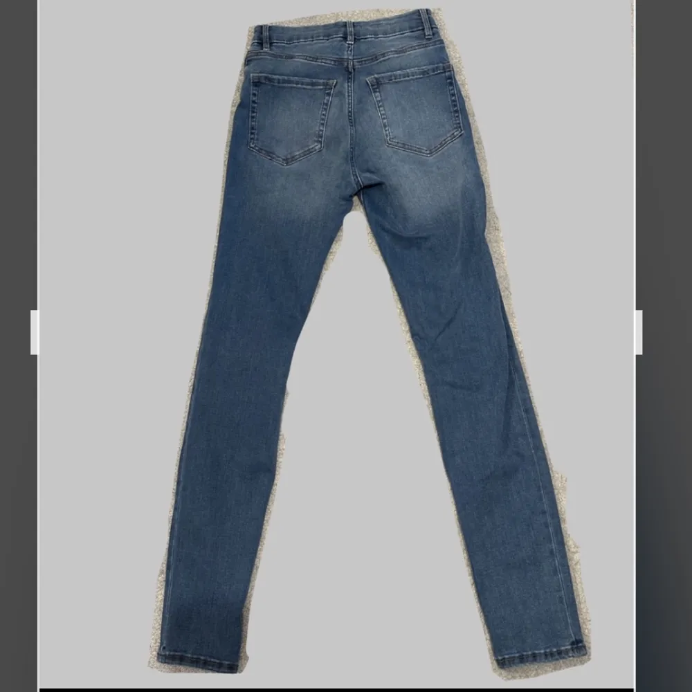 Jeans från Lindex i modellen Clara. Superstrechiga. Endast använda en gång och har inga defekter. Passformen är slim fit. Säljer då de är för små.🫶🫶. Jeans & Byxor.