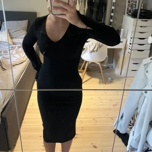Svart lång klänning  - Långklänning med slit i armarna! Aldrig använd❤️