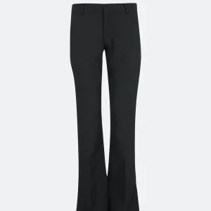 lågmidjade kostym byxor  - Ett par lågmidjade kostym byxor frk bikbok. Byxorna är i storlek 34 men passar på nån som har storlek 32 då dom var mindre i storken! Byxorna är helt nya 