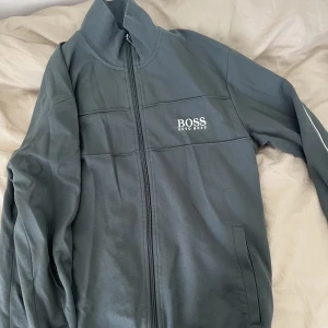 Hugo boss dress  - Hugo boss dress köpt i London, storlek M både byxor och hoodie. Byxorna saknar dock snöre 