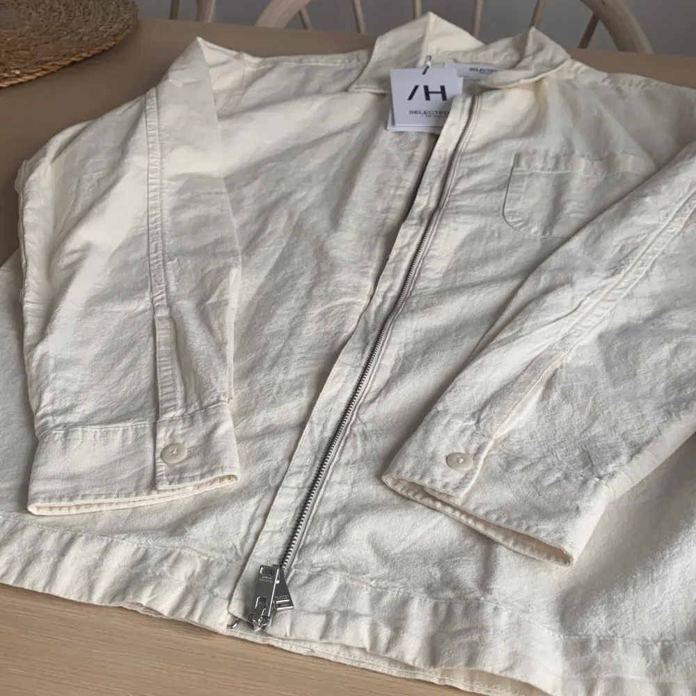 Oanvänd Overshirt i ”off white”färg från Selected Homme. Storlek XL. Nypris 799:-. Paidat.