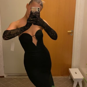Bardot klänning - Superfin helt oanvänd klänning från Bardot i strlk Small💗 säljer pga att jag har en i annan storlek☺️ Nypris: 1249kr💗 säljer den för 800kr men pris går att diskuteras💞