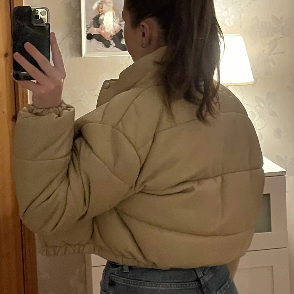 Skön ock snygg beige jacka från Zara, köpt här på plick men använd max 3 gånger av mig. Inga täcken som tyder på att den används💕. Jackor.