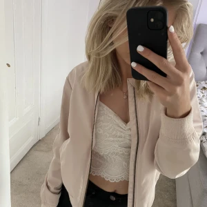 Bomberjacka  - Ljusrosa bomberjacka för sommar och vår🌸Använd men är inget som märks, inget slitage osv. Barnstolek men är inget som märks på, sitter som en xs