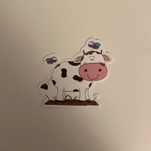 Ko klistermärke🐄🫶🏻 - Säljer nu detta ko klistermärke! Säljer av skäl att det inte har kommit till användning. Kontakta om du har några frågor❤️