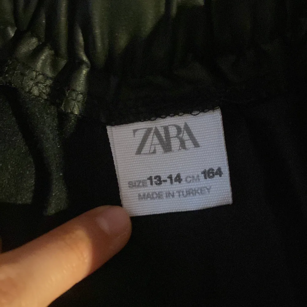 Jag säljer en skin kjol från Zara som är i färgen svart. Den är i storlek 13-14 (164)❤️❤️ bara andvänd 1 gång❤️. Kjolar.