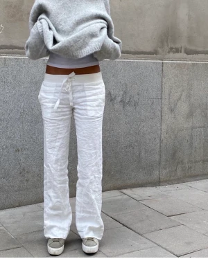 Alobha linnebyxor  - Säljer mina linnebyxor från Alobha i storlek S. De är i fint skick men med en svag fläck nära linningen, se sista bilden. Bud på 800 kr