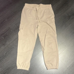 Byxor - Mjuka byxor från Zara, aldrig använda och köpta för 400kr. Väldigt sköna ”mjukis” som ser ut som byxor.