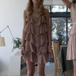 Volangklänning! - Så drömmig volangklänning i rosé/guld färg, perfekt till vår/sommar och fest!🤩💘