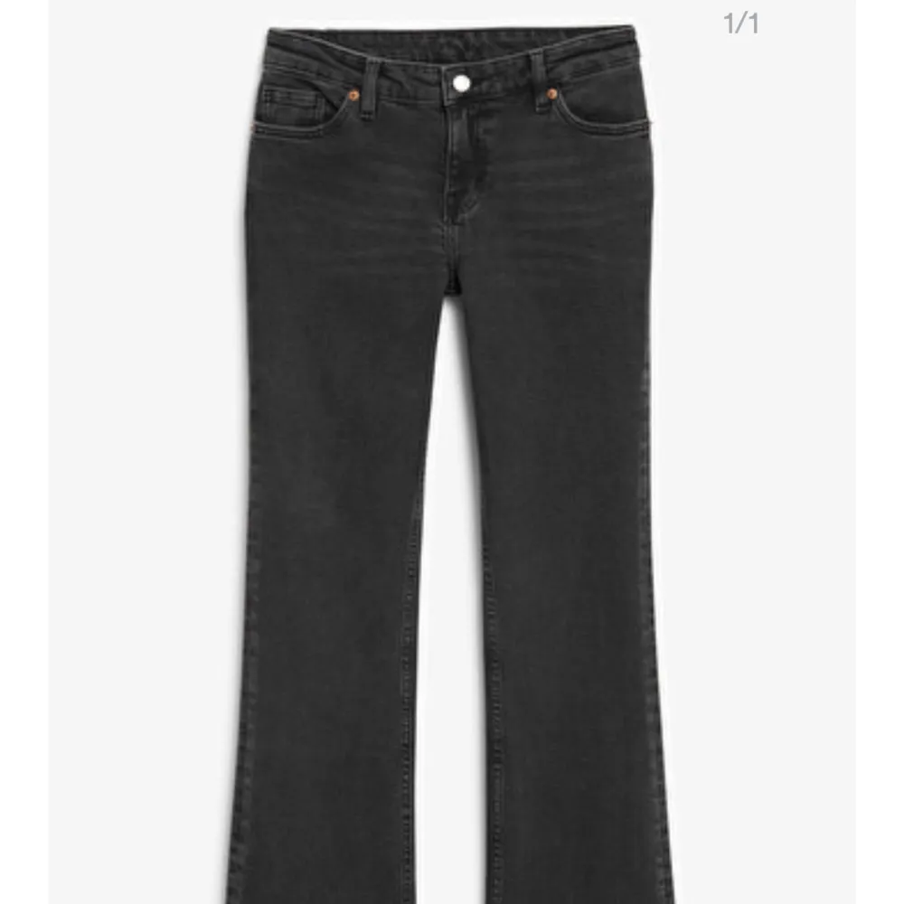 Fett fina och sköna gråa jeans från monki, men inte använda något pågrund av att de är för långa och smala vid magen😩Köpta för 650 men använda ca 2 gånger bara😻. Jeans & Byxor.