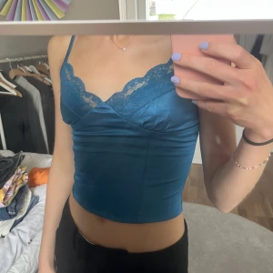 Blå topp - Säljer nu denna fina festtopp i skönaste materialet😍 Använd ett fåtal gånger, så den är i väldigt bra skick! Säljer då den är lite för liten för mig❣️