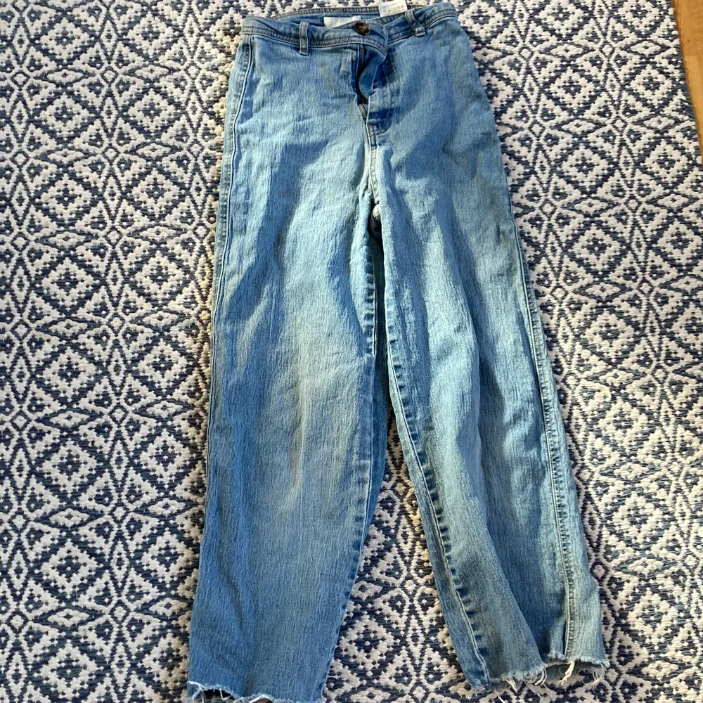 Jag säljer ett bar blåa jeans från H&M. Eur: 34 Uk: 6 CN: 160/ 64A. Jeans & Byxor.
