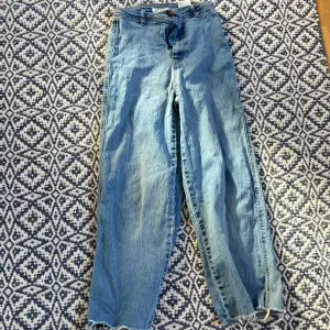 Jag säljer ett bar blåa jeans från H&M. Eur: 34 Uk: 6 CN: 160/ 64A