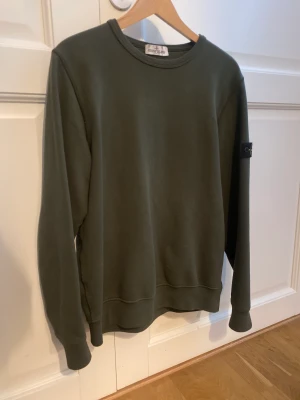 Stone Island tröja  - Hej, säljer nu min jättefina Stone Island tröja. Den är storlek 14/16yo men passar S perfekt. Inga hål/fläckar eller som helst skador. Pris kan diskuteras vid snabb affär☀️⭐️