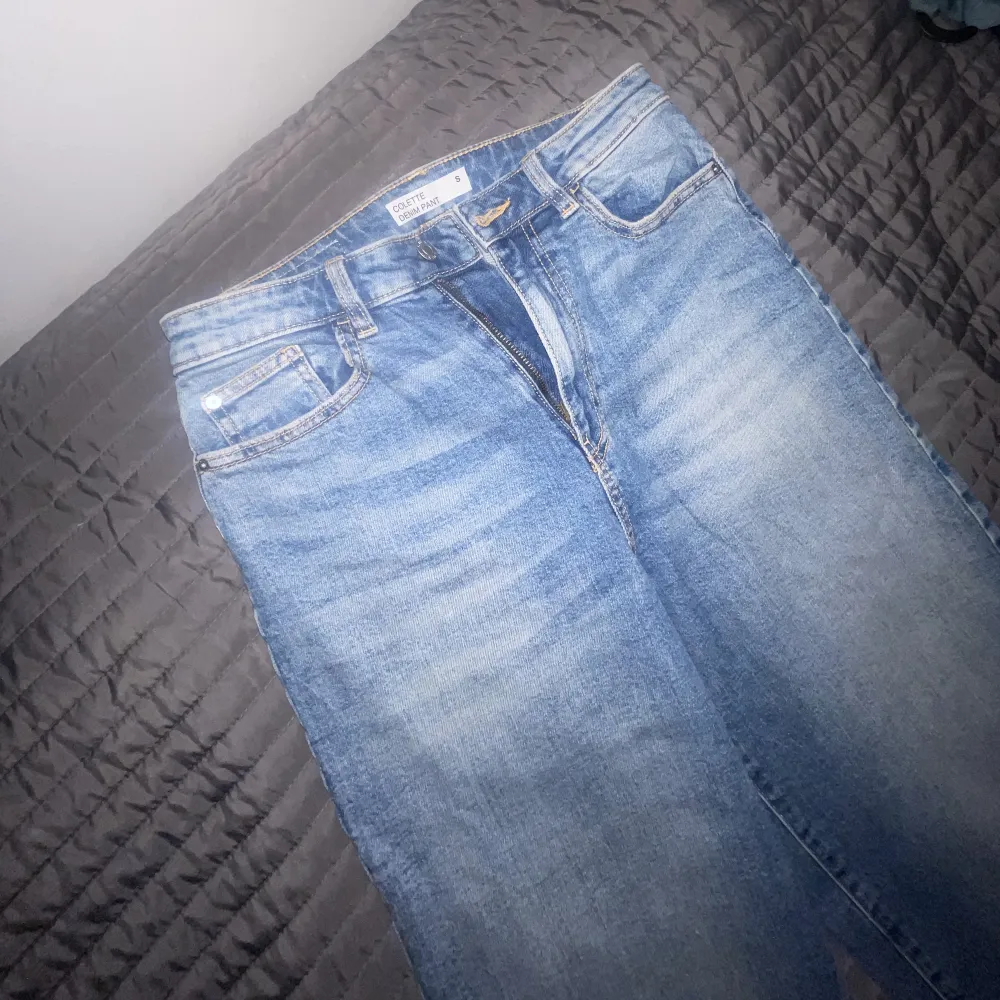 Sparsamt använda jeans från cubus. Så pass sköna och strechiga så att en S passar mig som är en L i byxor i vanliga fall. . Jeans & Byxor.