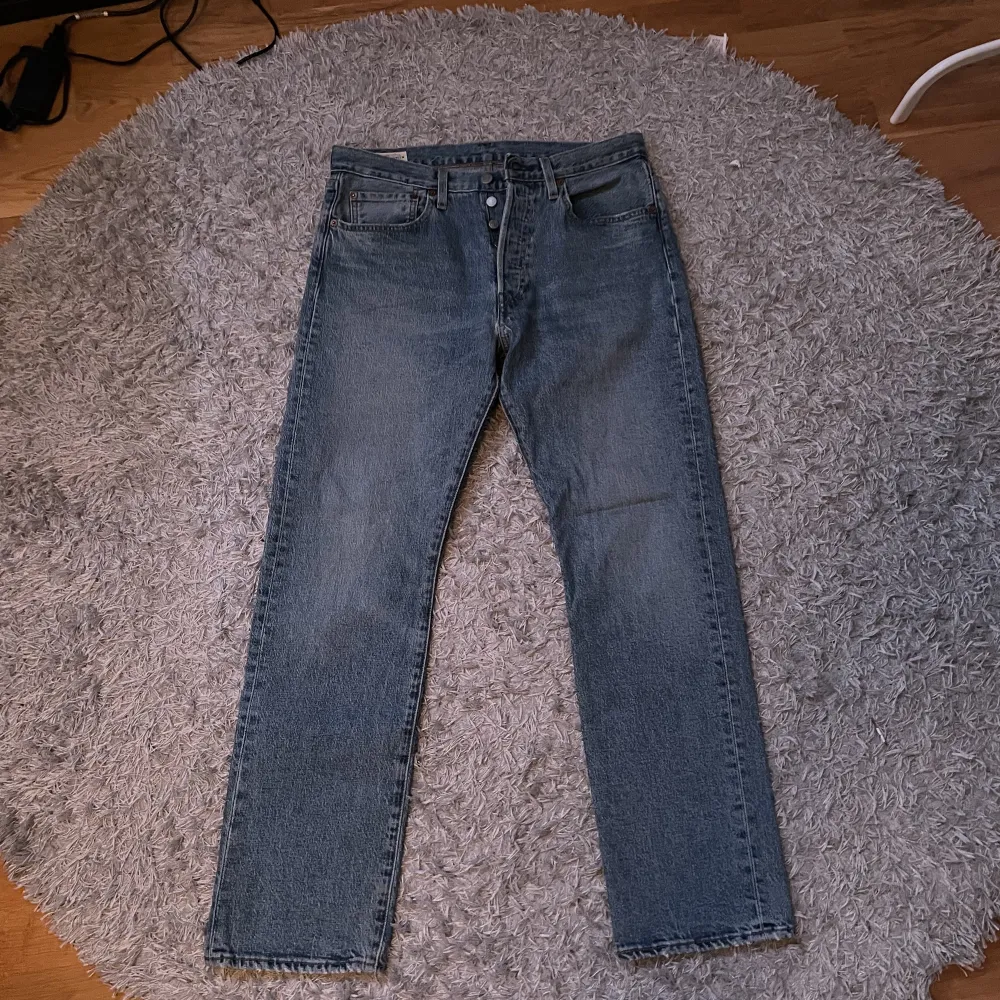 Levis 501 jeans i bra skick förutom ett litet hål som syns på sista bilden, själv tycker jag om de men annars kan man lätt du igen det, dom är Baggy/straight riktigt feta säljer för att jag växt ur dom! Skriv om ni undrar något!. Jeans & Byxor.