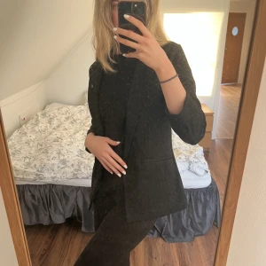 Svart kavaj  - En svart kavaj med korta ärmar. Väldigt fint skick och säljer då jag ej använder. 