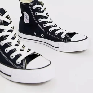 Svarta converse  - Säljer mina svarta converse i gott skick! Storlek 35 men de är stora i storleken! 