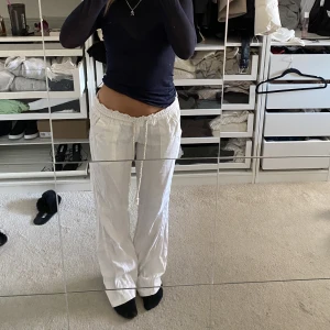 Roxy linnebyxor  - Lägger ut då jag vill se någon vill byta roxy linnebyxorna till en S eller få såld för ett bra pris! Kan tänka mig 700kr minst då de endast är använda en gång och jag vill så gärna ha en storlek S men de är slutsålda överallt.