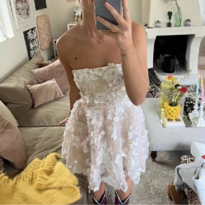 Studentklänning - Säljer denna otroligt fina studentklänning som är köpt här på Plick men som tyvärr var för liten för mig. Så otroligt vacker!💖