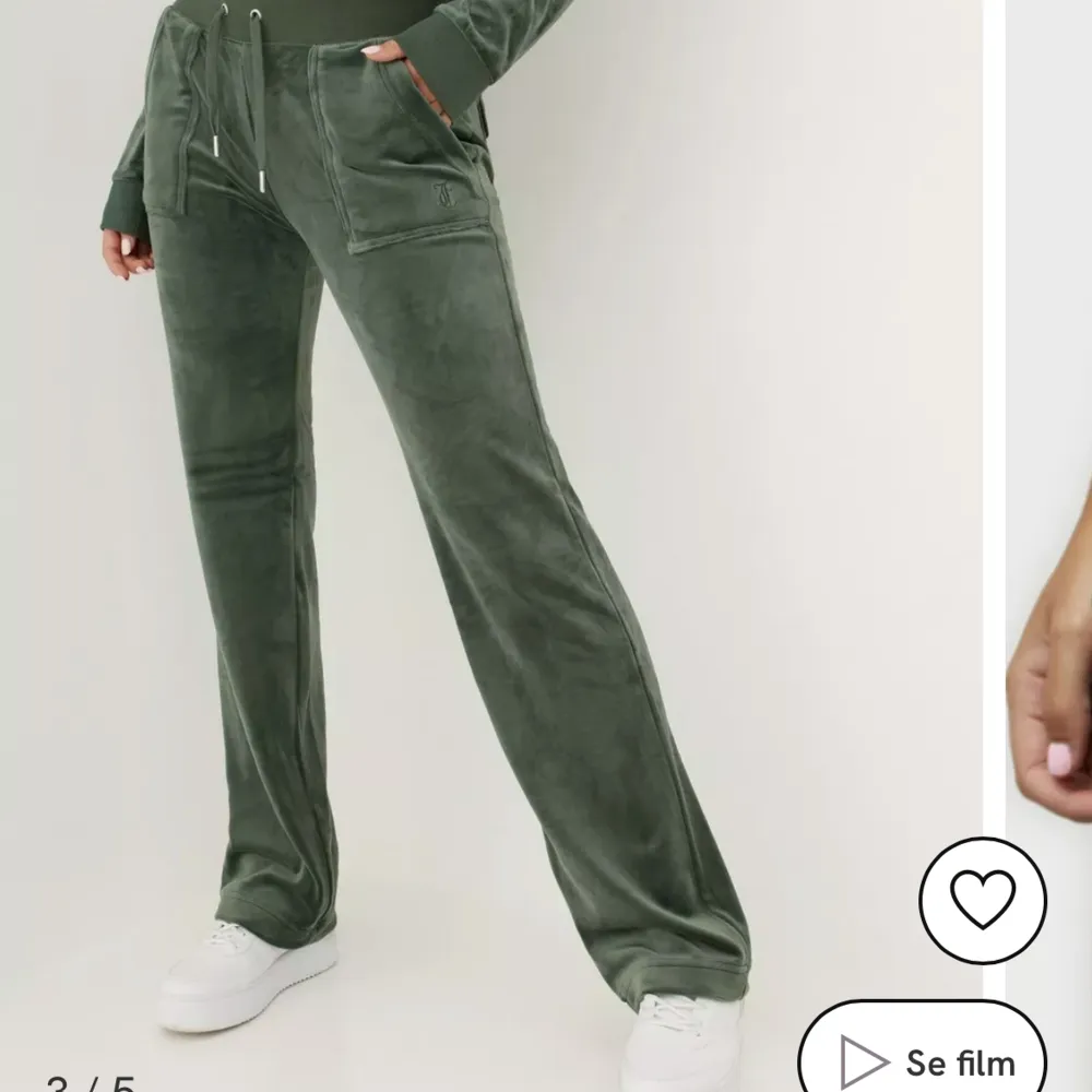 Säljer nu mina juicy byxor då de inte längre kommer till användning! De är köpta för 1100kr på Jackie och har inga som helst defekter! . Jeans & Byxor.