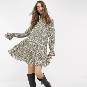 Blommig klänning - Säljer denna klänning från & Other stories i storlek 38. Ordinarie pris: 700kr