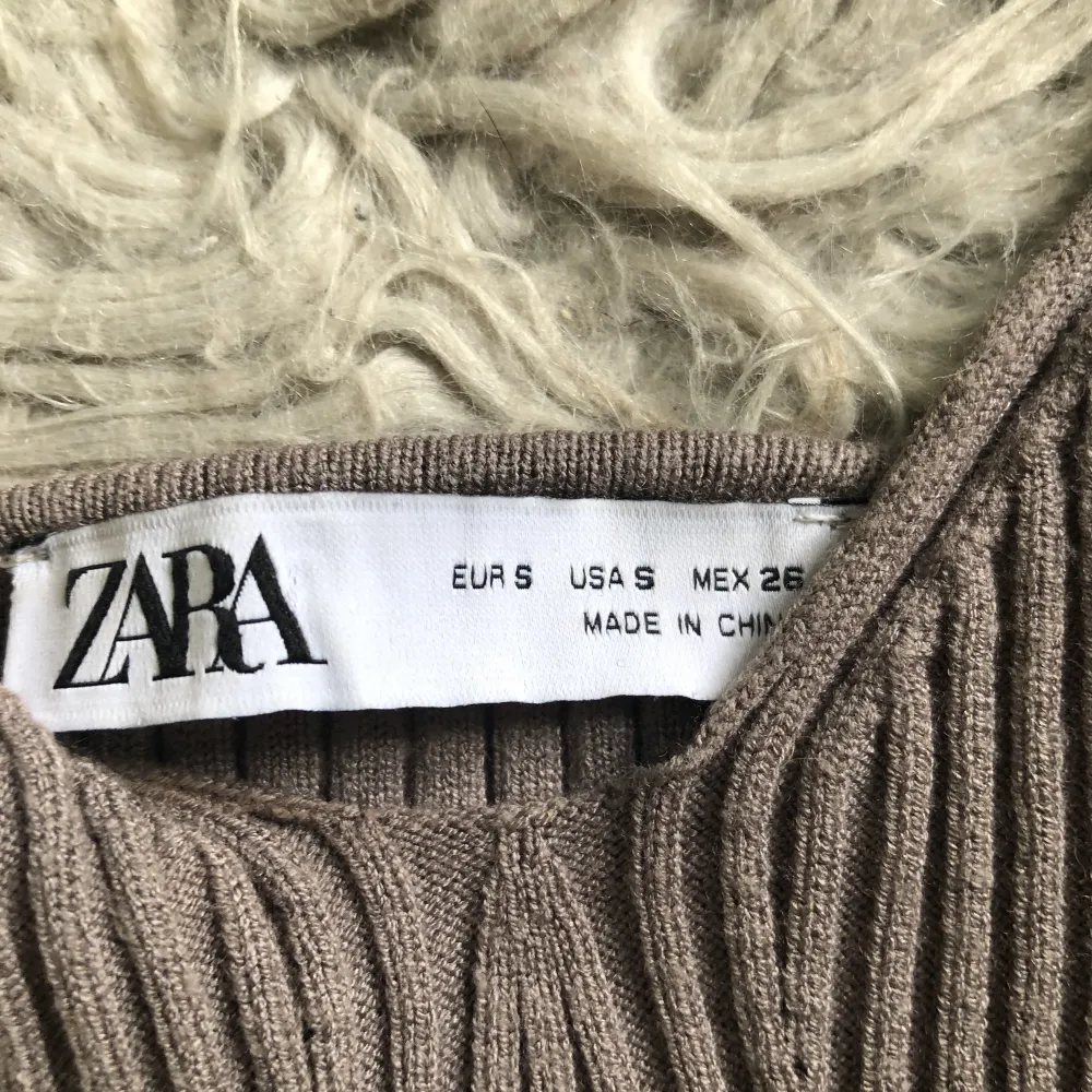 Grått/brunt ribbat linne från Zara i storlek S, men det är väldigt litet så skulle säga att det är en XXS. 💕. Toppar.