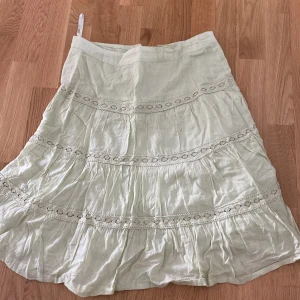 Vintage grön sommarkjol - Köpt second hand men knappt använd av mig och i mycket bra skick!! Färgen är mer pastell/mintgrön i verkligheten Storlek uppskattad till XS eller S! 