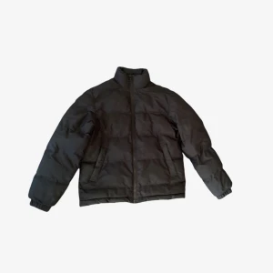 Svart dunjacka  - Oanvänd, säljs pga fel storlek Två fickor där fram