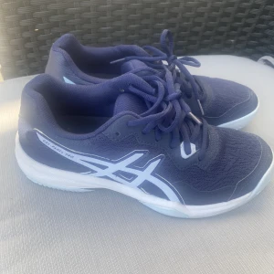 Asics skor - Säljer dessa inomhus träningsskor. Funkar även utomhus. Storlek 39.5 Nyskick.