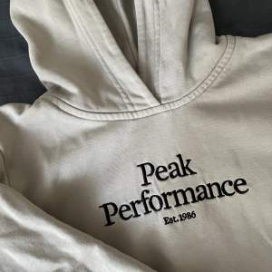 Beige hoodie från peak performance i storlek 150. Pris går att diskuteras!!