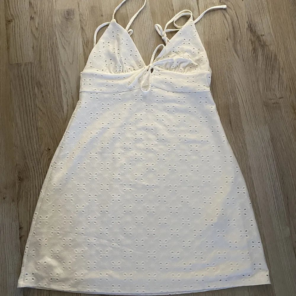 Helt oanvänd vit klänning från H&M😍 Perfekt nu till sommaren !! Storlek S. Klänningar.