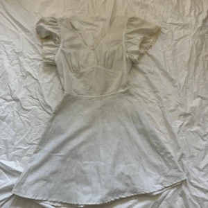 sååå vacker vit klänning  - super super vacker vit vintage klänning, bra begangnat skick och i storlek s-m  skriv gärna med frågor xoxo köp gärna genom ”köp nu” 