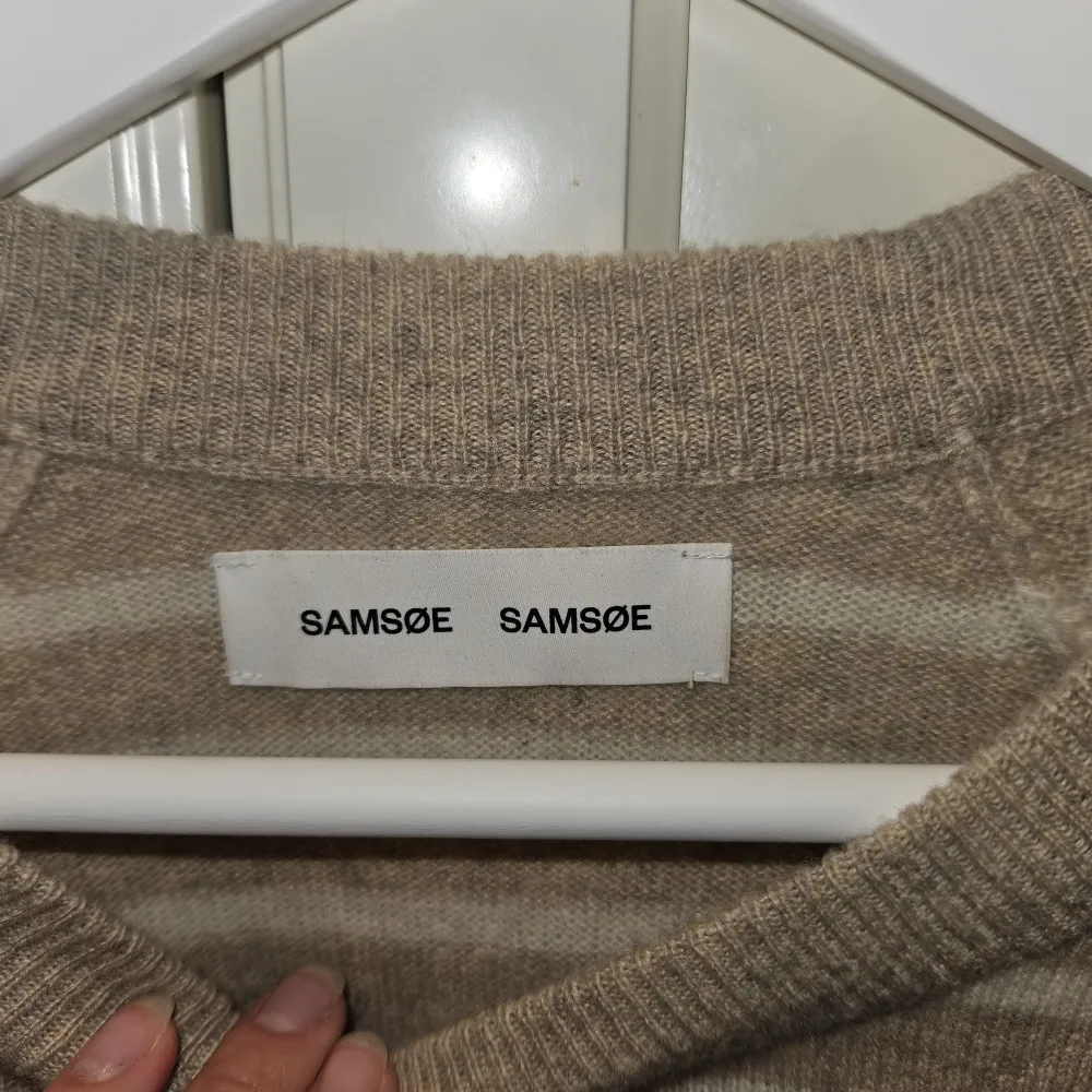 stickad tröja i 100% kashmir från samsøe smasøe❤️ Nypris 2000 kr. Stl xs men lite oversized. Stickat.