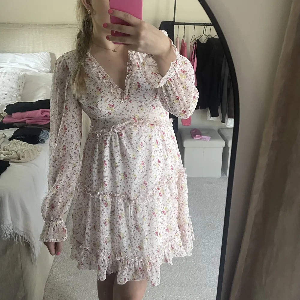 Säljer denna fina klänning, perfekt till sommaren! Endast använd två gånger💕 köpte för 500kr, men säljer för 300kr!!. Mekot.