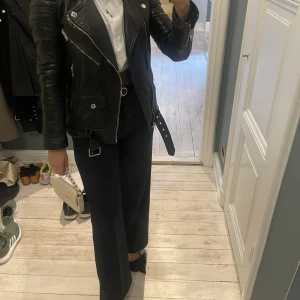 BLK denim - Black denim vadderad jacka i superfint skick. 3 år gammal.   Nypris 11900kr säljs nu för 3000kr