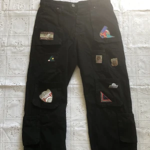 Baggy Multipocket - Fläckfri baggy jeans med små stora fickor! Sydda nedanför så de kan bli längre.