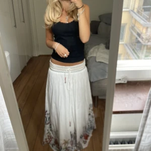 Zara långkjol - Säljer denna populära Långkjol från zara. Aldrig använd så i fint skick. Nypris är 700kr. Har du någon fråga är det bara att höra av sig🫶🏻