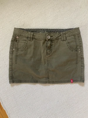 lågmidjad kjol - lågmidjad grön jeanskjol från esprit 