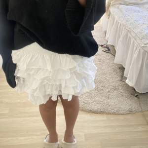 Säljer denna jättefina vita volang kjolen ifrån H&M☀️ använt max 4 gånger, så den är i mycket bra skick☺️ Skriv privat för fler bilder och frågor🌸🫶🏻