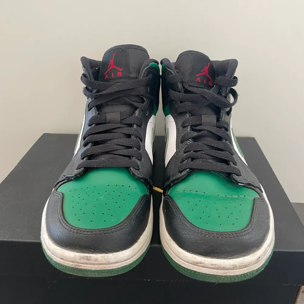 Nike Jordan 1 mid skor i färgen pine green! Köptes nya på Goat för 1600kr och är sparsamt använda av mig. Den ena skon är endast lite creasad och sulorna är lite smutsiga, annars ser de nya ut! Låda medföljer och äkthetsbevis finns!. Skor.
