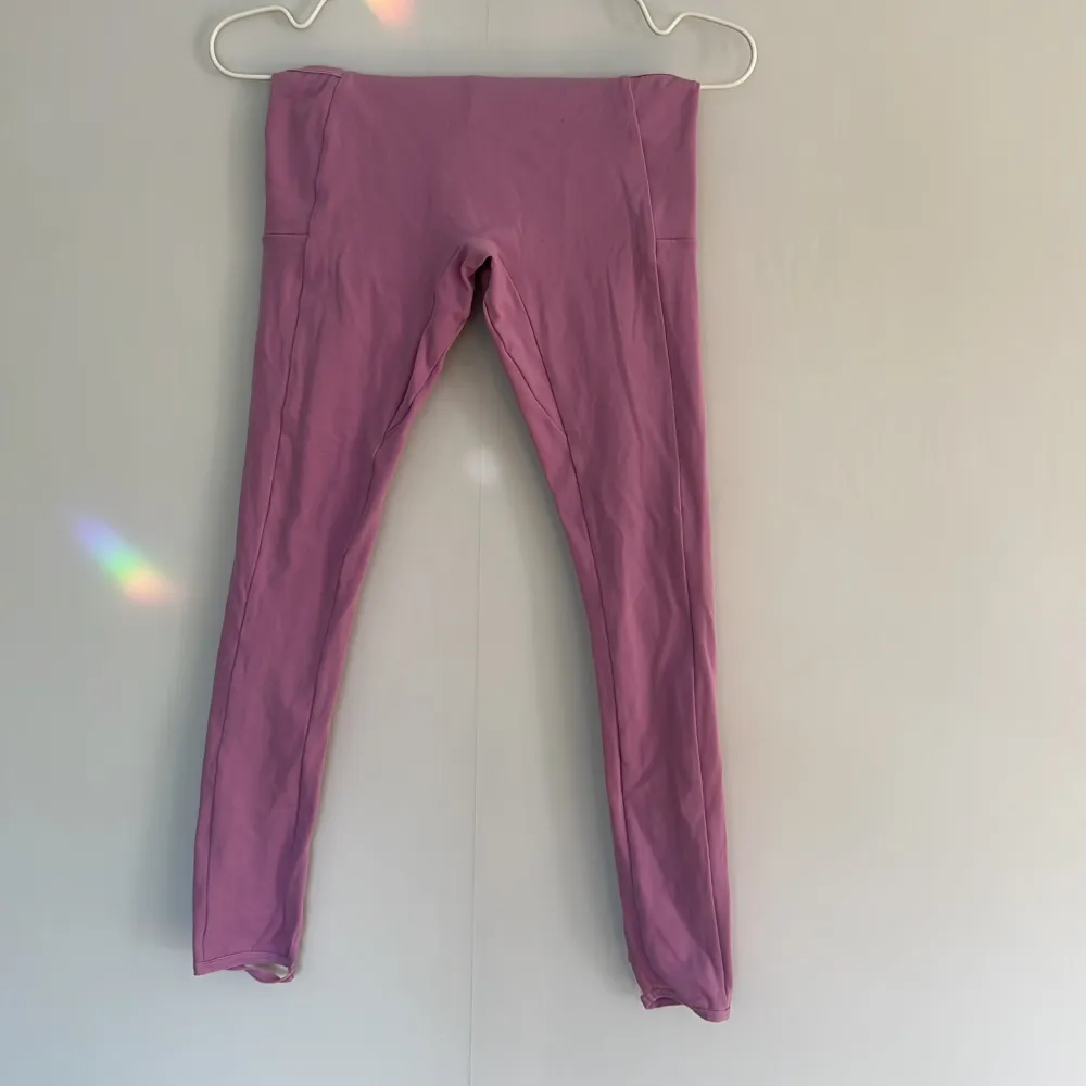 Supersnygga rosa/lila träningstights från gymshark i XS. Har en speciell design längst ner på benen. I superbra skick. Jeans & Byxor.