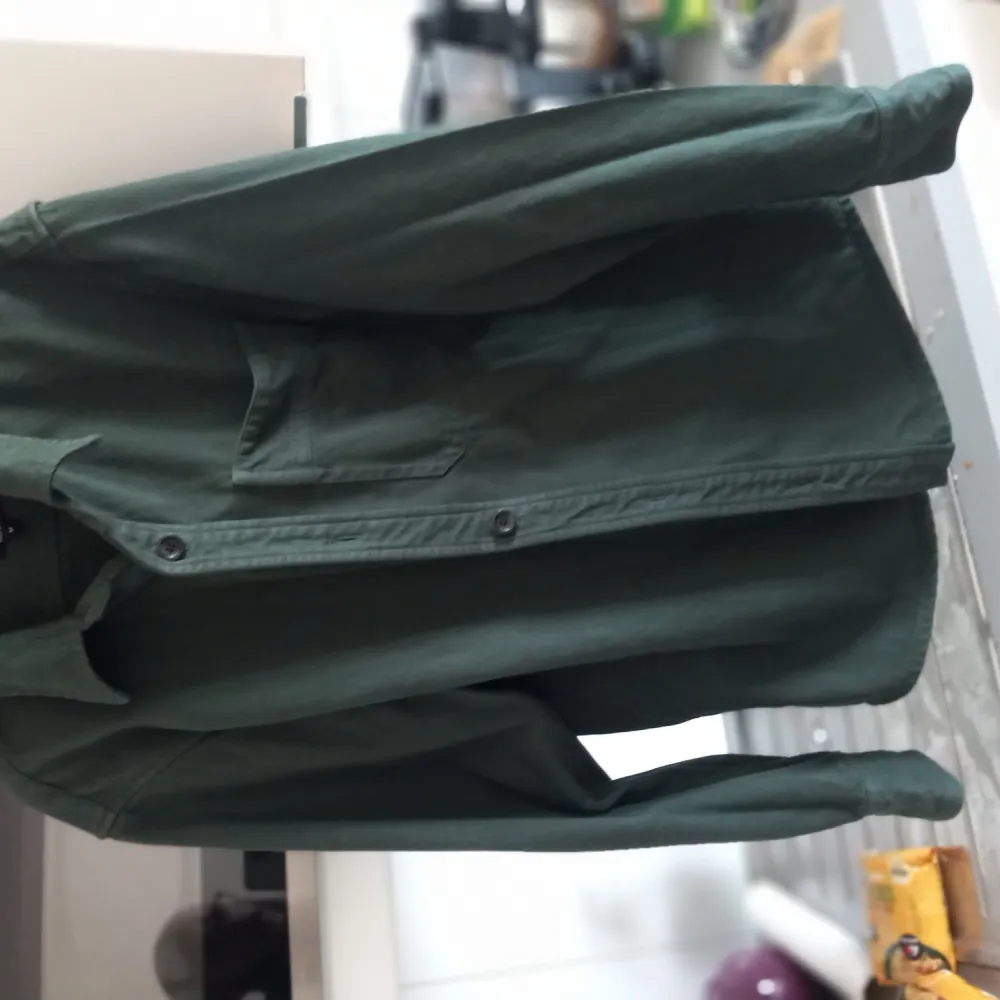 A.p.c skjorta grön. Kosta 1800 kr ny nu kostar den 800kr. Använd 2 ggr. 1 tvätt.. Skjortor.