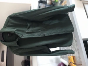 A.p.c skjorta - A.p.c skjorta grön. Kosta 1800 kr ny nu kostar den 800kr. Använd 2 ggr. 1 tvätt.