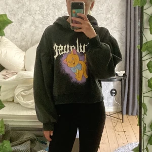 Hoodie  - Mörk grå hoodie med en katt på 