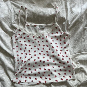 Sommarlinne - Säljer ett supergulligt linne från Pimkie i storlek S. 